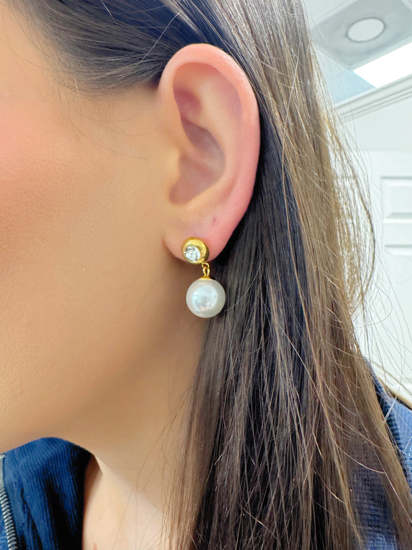 Gold Earring
Pearl Earring
Stud Earring
