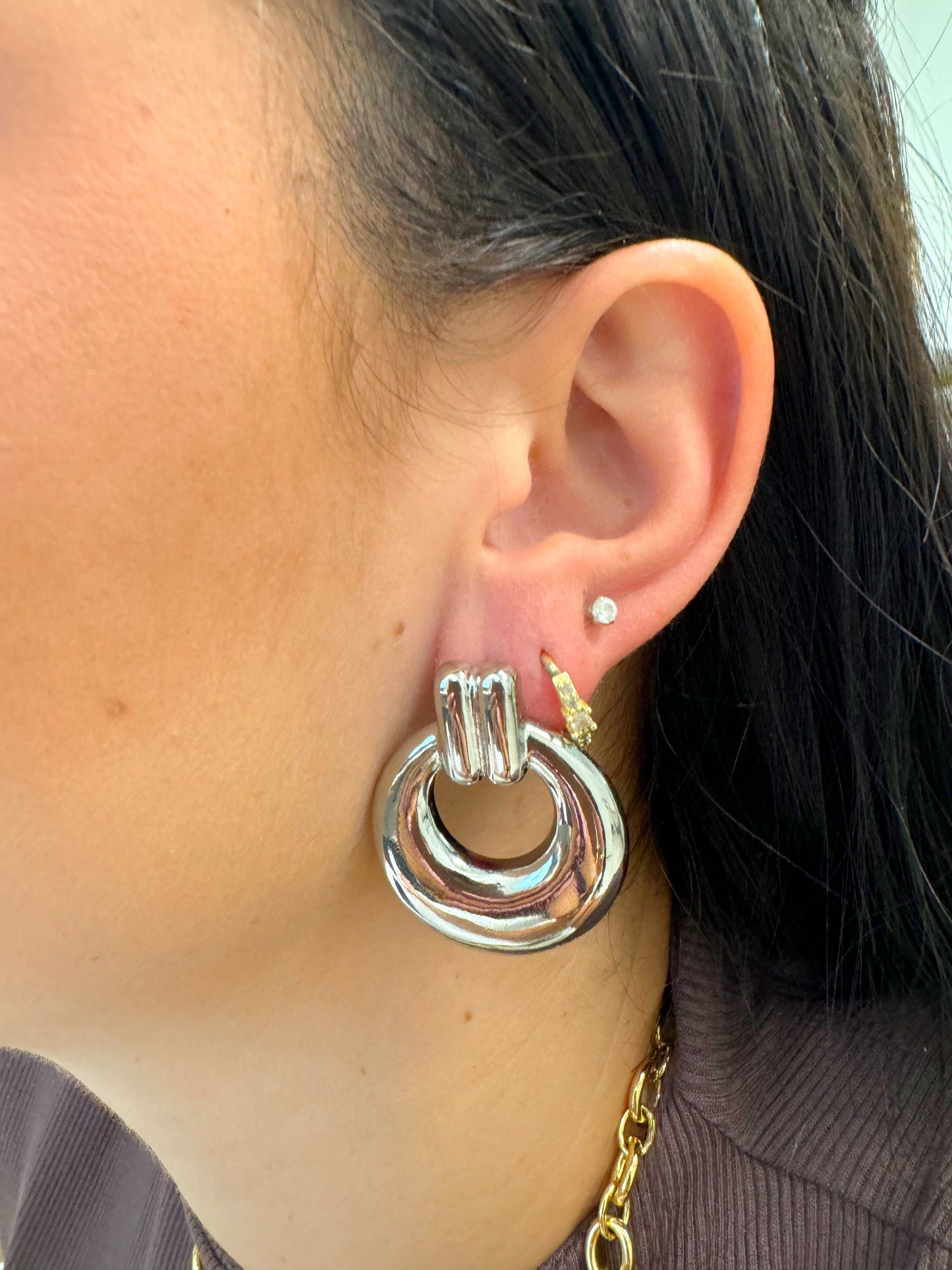 Metal earring
Silver earring