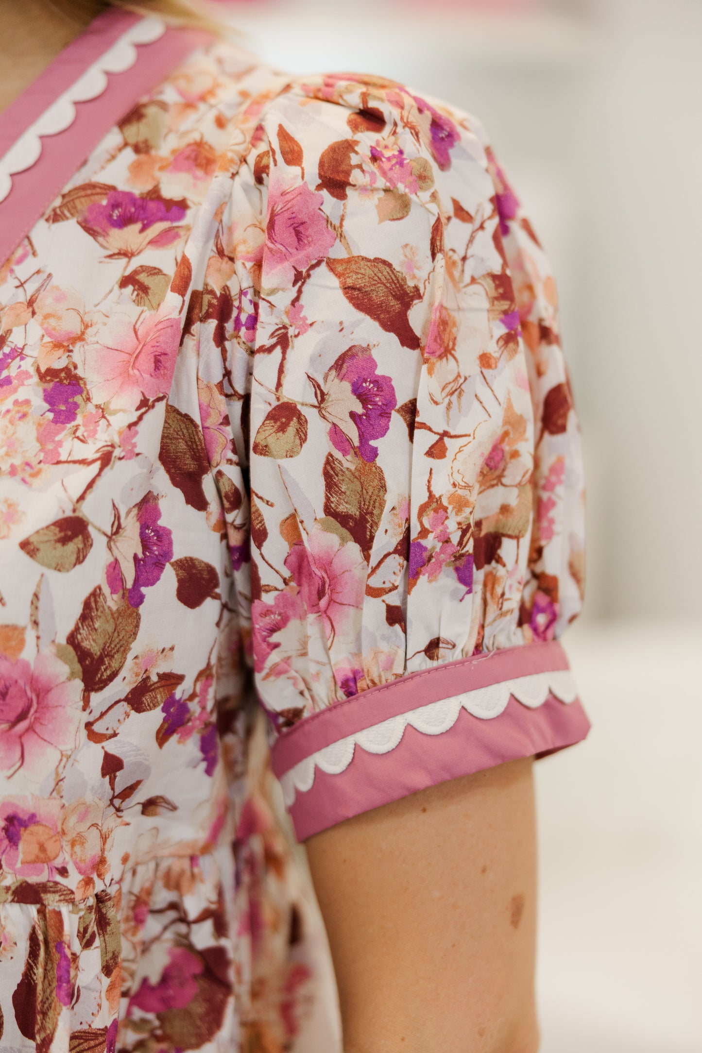 Floral Print Scallop Trim Top
