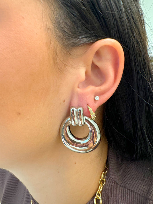 Metal earring
Silver earring